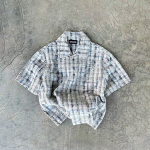 เสื้อเชิ้ตแขนสั้นลายสก็อตคอปกใหญ่สไตล์วินเทจปักโลโก้สตรีทแวร์ลำลองแบบสบายๆ เสื้อเชิ้ตติดกระดุมแบบซักพิเศษสำหรับผู้ชาย - Product Image 1