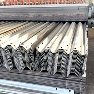 Barrières <span class=keywords><strong>de</strong></span> sécurité routière en acier galvanisé à trois poutres, barrières <span class=keywords><strong>de</strong></span> circulation à trois vagues avec poteaux pour la sécurité extérieure des voies <span class=keywords><strong>de</strong></span> circulation - Product Image 2