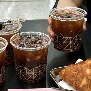 Gobelets à café transparents personnalisables avec couvercle, jetables, pour boissons froides, thé au lait, soda, eau, en plastique PET – Vente chaude - Product Image 3