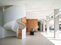 Escalier Courbé Intérieur de Villa, Design de Luxe avec Marches en Pierre ou en Bois