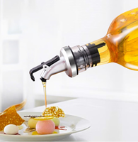 Bouteille d'huile en verre multifonctionnelle de 250 ml avec couvercle en plastique et bec verseur, conteneur de rangement carré moderne de qualité alimentaire pour épices, idéal pour la cuisine