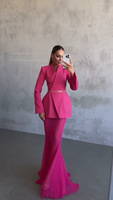 Ensemble deux pièces élégant pour femme : haut de costume et jupe en maille unie, idéal pour le bureau