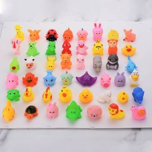 Jouet interactif éducatif pour enfants, ours en plastique de dessin animé qui couine, pour le bain et les jeux aquatiques - Product Image 1
