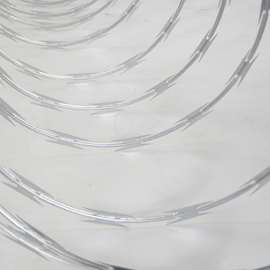 Filo Spinato Concertina BTO-22 500mm Zincato a Caldo, Recinzione di Sicurezza Anti-Intrusione per Perimetro, Vendita all'Ingrosso - Product Image 1