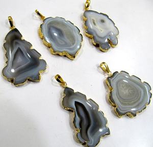 Pendentif en argent sterling gris naturel avec tranche de géode de quartz solaire, forme poire, taille 40x60mm 50x70mm, bords électroplaqués or 24 carats - Product Image 3