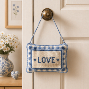 Ornement de porte en point de croix pour la Saint-Valentin, décoration d'amour, broderie artisanale, cadeau personnalisé, décoration de maison de style farmhouse - Product Image 1