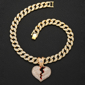 Collar con Colgante de Cadena Cubana con Corazón Roto, Estilo Europeo-Americano, con Cristales de Estrás y Aleación, Diseño INS, Color Rojo Aceite - Product Image 1