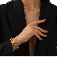 En gros, Bracelets ouverts tendance à motif géométrique ondulé, en métal lisse, irréguliers et originaux
