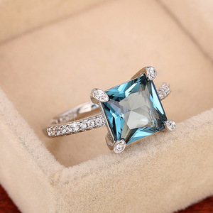 Anello con Design Quadrato a Quattro Punte, Stile Elegante per Donne - Product Image 5