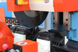 Tagliatrice automatica del tubo di CNC dell'acciaio del metallo YT425 della fabbrica originale per la macchina circolare della sega a freddo