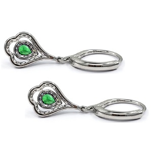 Boucles d'oreilles pendantes classiques de Hong Kong en or blanc 18 carats de qualité supérieure avec émeraude verte, idéales pour mariage ou soirée - Product Image 2