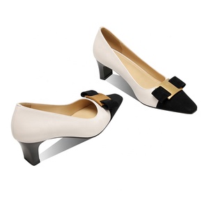 Moda <span class=keywords><strong>donna</strong></span> moda <span class=keywords><strong>tacco</strong></span> <span class=keywords><strong>medio</strong></span> pump <span class=keywords><strong>scarpe</strong></span> da sera a punta quadrata con ornamento di fiocco e Design a blocchi di colore per abiti estivi da ufficio - Product Image 2