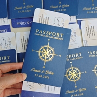 Invitations de mariage personnalisées bleu marine avec passeport, compas en feuille d'or, carte du monde et billet d'embarquement – Invitations de mariage sur le thème du voyage