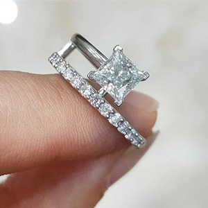Anello a Mezza Fascia a Doppio Strato per Donne, Gioiello di Design Unico per Dito Indice - Product Image 1