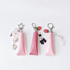 หลอดบีบลิปบาล์มแบบพลาสติกนิ่มขนาด 15 มล. พร้อมพวงกุญแจ สกรีนโลโก้ได้ บรรจุภัณฑ์พลาสติกสำหรับลิปออยล์ ลิปกลอส พร้อมหัวแปรงพลาสติก - Product Image 2