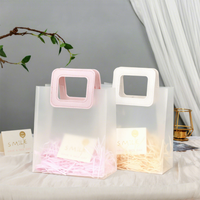 Sacs cadeaux givrés en PP en stock, sacs cadeaux transparents mats style fourre-tout pour emballage de Noël, mariage, anniversaire, logo personnalisé