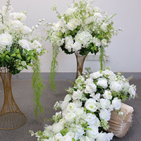Boule de fleurs artificielles en soie blanche avec vigne verte suspendue, centre de table de mariage, décoration d'allée de banquet