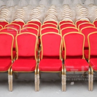 Chaises et tables de banquet modernes en métal rouge de luxe, empilables et durables, personnalisables pour événements, restaurants, jardins et hôpitaux - Modèle 2025