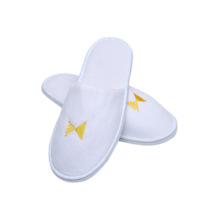 Özel 5 yıldız ucuz lüks yumuşak kapalı ayak yıkanabilir beyaz mercan polar Unisex misafir odası tek kullanımlık tüm mevsim otel terlikleri - Product Image 4