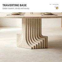 Table à manger ronde en travertin beige naturel de luxe moderne avec piédestal cannelé à plusieurs niveaux pour projet de villa en Australie