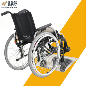 Rampe d'accès pour fauteuil roulant Ruedamann TR201 en aluminium, portable et pliable, pour les seuils de portes - Product Image 1
