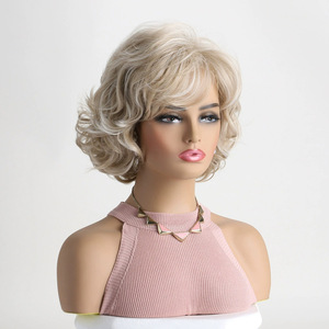 Perruque pour <span class=keywords><strong>femme</strong></span> transfrontalière Europe-Amérique, <span class=keywords><strong>cheveux</strong></span> courts bouclés avec frange inclinée, volumineuse, en fibre haute température, blond clair - Product Image 2