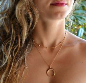 <span class=keywords><strong>Collana</strong></span> a strati da donna in acciaio inossidabile <span class=keywords><strong>con</strong></span> design a farfalla buddista di tendenza, <span class=keywords><strong>con</strong></span> ciondolo a doppio <span class=keywords><strong>corno</strong></span> placcato oro 18 carati e catena a maglie. - Product Image 3