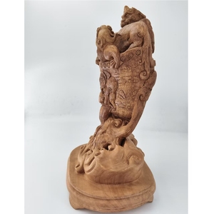 تمثال أسدين مزدوجين منحوت من خشب العود البري، زخرفة فنغ شوي (قطعة فريدة) - Product Image 2