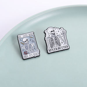 Pin de esmalte Punk Skeleton Learning I WIILL <span class=keywords><strong>JUST</strong></span> WAIT UNTIL IT IS QUIET, nunca mejor, con diseño de calavera y gesto Ok, tipo broche y insignia de solapa, joyería - Product Image 1
