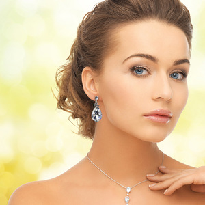 Orecchini a Perno con Cristallo Bianco a Goccia per Donne, Accessori Eleganti e Minimalisti per Uso Quotidiano - Product Image 3