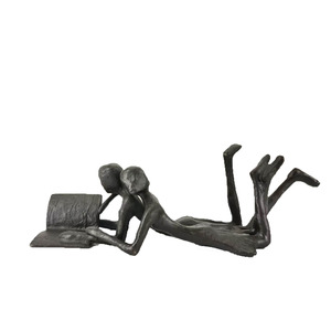 Scultura Retrò di Coppia che si Abbraccia e Legge, Rilassata a Letto che Leggeva Insieme, Ornamento Astratto in Ghisa per Coppie - Product Image 2
