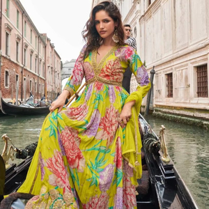 El último juego Pure Chanderi Anarkali Salwar Kameez con bordado manual para ocasiones de fiesta y boda - Product Image 1