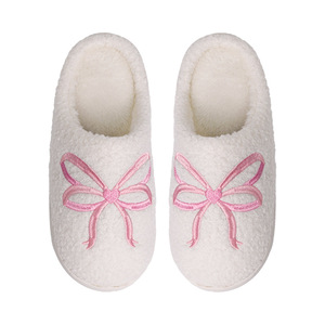 Pantofole Carine e Accoglienti con Fiocco Ricamato per San Valentino per Donne - Product Image 3