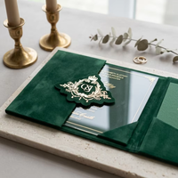 Invitation de mariage de luxe en velours vert émeraude avec monogramme en feuille d'or, coffret rigide en acrylique pour événements royaux
