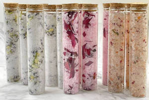 Sel de bain minéral écologique Dewdrop Dream à la rose et à la lavande pour la relaxation dans un récipient en verre pour adultes - Product Image 2