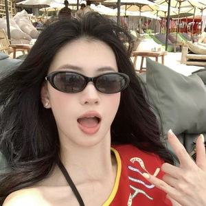 แว่นกันแดดทรงแคทอายสไตล์เกาหลีสำหรับผู้หญิง กรอบสีดำ ป้องกันรังสียูวี 400 สไตล์ชายหาด ช่วยให้หน้าเรียว - Product Image 2