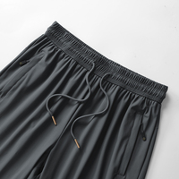 MA8067 Short de sport léger pour homme en nylon rafraîchissant avec logo personnalisé, taille élastique et poche zippée, idéal pour la course et la gym, vente en gros pour l'été
