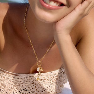 Collar J&D Trendy con Diseño Geométrico de Peces para Vacaciones en el Océano, Chapado en Oro de 18K, Acero Inoxidable, Perla de Agua Dulce, Circonita, Espina de Pescado y Estrella de Mar - Product Image 5