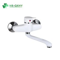 Mitigeur monocommande blanc mural chromé poli pour baignoire et douche avec barre coulissante moderne et élégante
