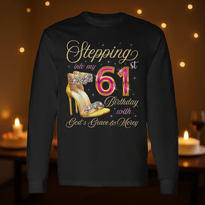 Camiseta de manga larga con estampado de la frase «Entrando en mi 61.º cumpleaños con la gracia y la misericordia de Dios» - Product Image 3