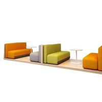 Canapé simple en tissu gris clair au design moderne et unique pour salon public ou salle d'attente