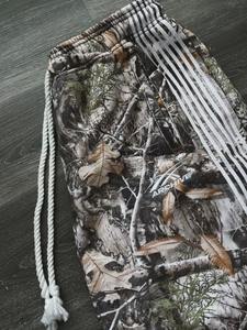 Novidade: Calças de Moletom Masculinas em Fibra de Poliéster com Estampa de Folhas Camufladas, Largura de Perna para Todas as Estações - Product Image 5