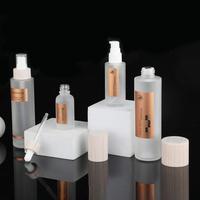 Ensemble de soins pour la peau en verre givré avec bouchon en bois, flacon compte-gouttes, flacon pulvérisateur et pot à crème – Emballage cosmétique