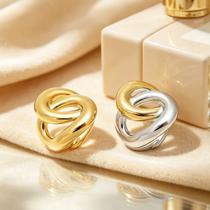 Bague sculpturale haut de gamme pour femme, plaquée or 18 carats, avec nœud entrelacé irrégulier, large et épaisse, en acier inoxydable, vente en gros - Product Image 1