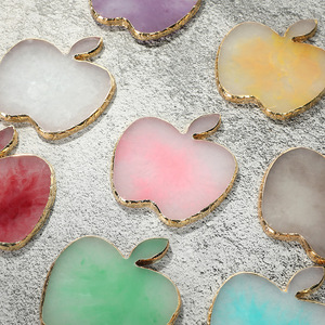 Paleta de colores creativa para pintar uñas DIY, tablero de exhibición con forma de manzana y borde dorado, con soporte de plástico tipo mango para uso estético. - Product Image 4