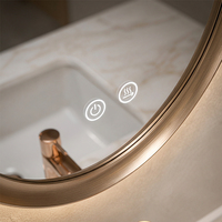 Miroir de salle de bain intelligent ovale haut de gamme avec LED et fonction anti-buée. Miroir de vanité moderne de luxe rétroéclairé avec capteur tactile et cadre doré.