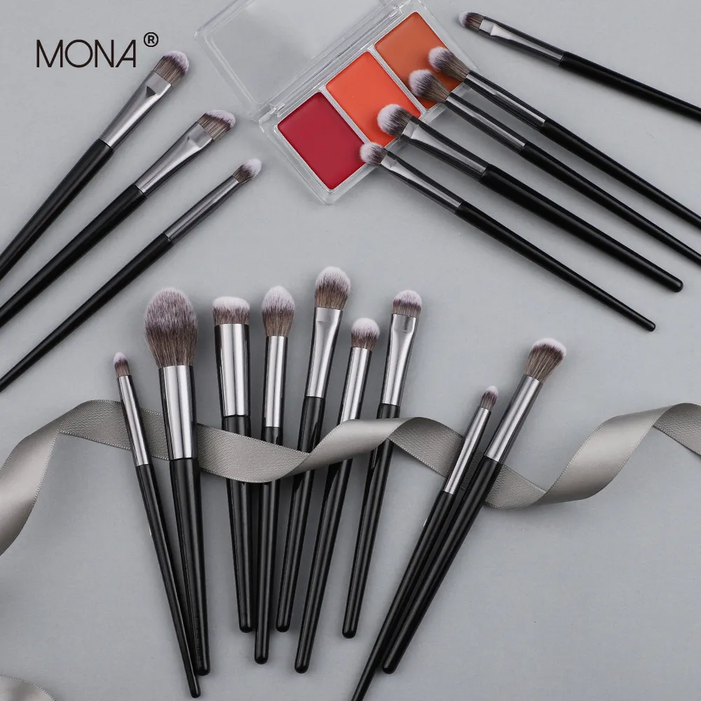 Mona Nieuwe Aankomst Draagbare Witte Houten Handvat Make-Up Borstel Set Geit Synthetisch Haar Aangepast Voor Schoonheid