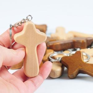 Porte-clés en bois de hêtre fait main, symbole chrétien de confort, idéal pour la première communion, les mariages, et les occasions écologiques de Thanksgiving. - Product Image 3