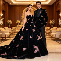 Tissu en velours noir avec broderie papillon en sequins roses, matériau en velours brodé perlé de luxe