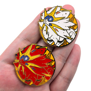 4 Nouveaux Designs – Épingles Métalliques Brillantes Solgaleo et Lunala de 4 cm de Haute Qualité pour Décoration de Sac à Dos et Vêtements - Product Image 3